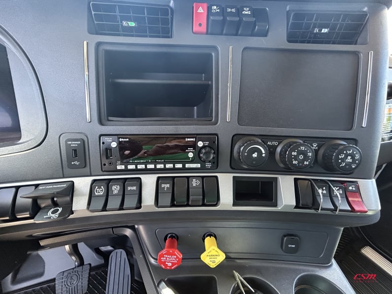 Interior radio and navigation system for this 2027 Kenworth T680 Short Hood (Stock number: VJ250501)Weeee