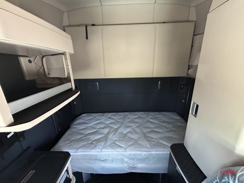 Interior wide sleeper view for this 2027 Kenworth T680 Short Hood (Stock number: VJ250501)Weeee