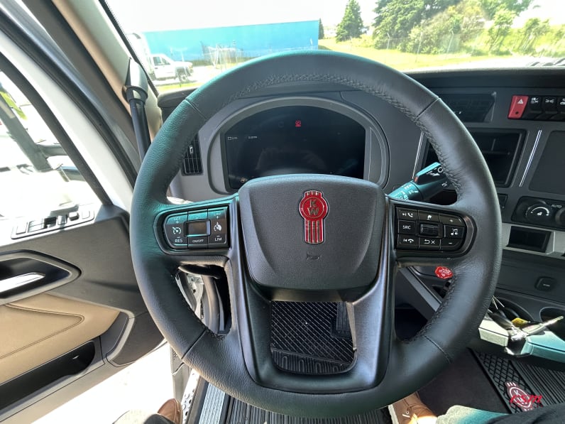 Interior steering wheel for this 2027 Kenworth T680 Short Hood (Stock number: VJ250501)Weeee