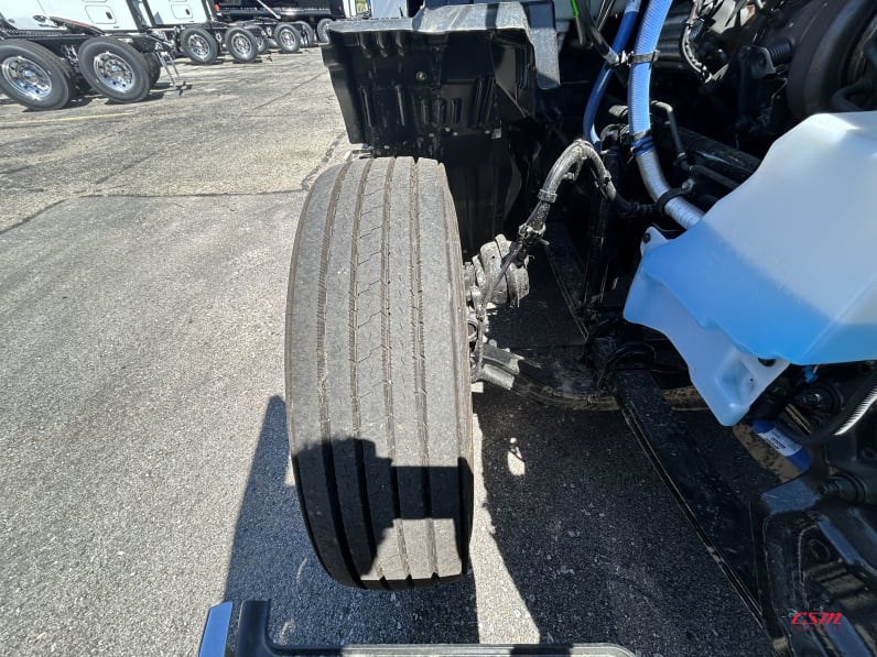 Passenger side front tire tread for this 2027 Kenworth T680 Short Hood (Stock number: VJ250501)Weeee