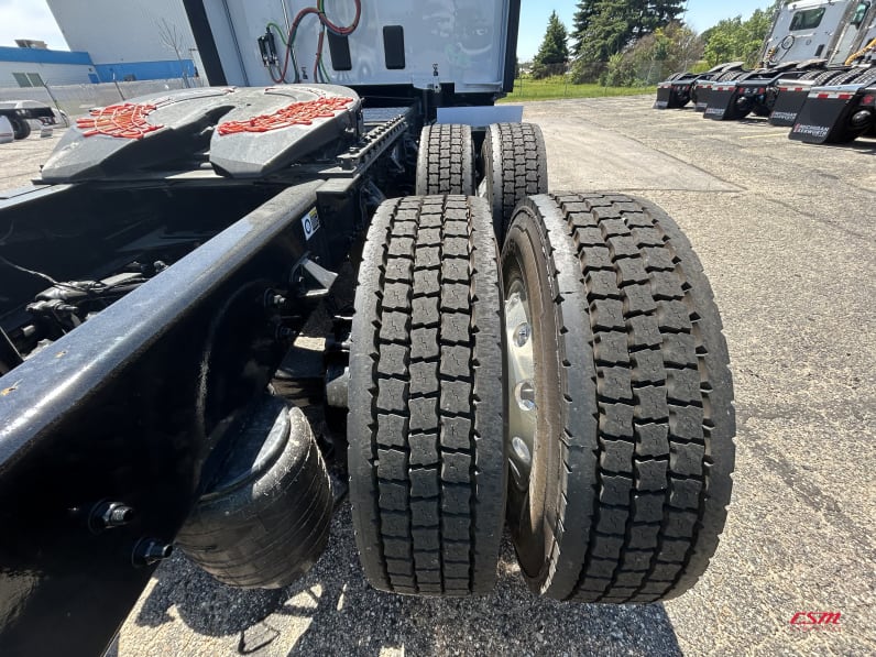 Passenger side rear frame and tire tread for this 2027 Kenworth T680 Short Hood (Stock number: VJ250501)Weeee