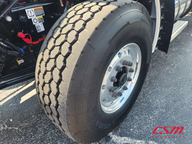 Driver side front tire tread for this 2027 Kenworth T880 (Stock number: VJ250579)Weeee