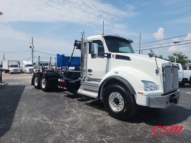 Exterior front passenger side for this 2027 Kenworth T880 (Stock number: VJ250579)Weeee