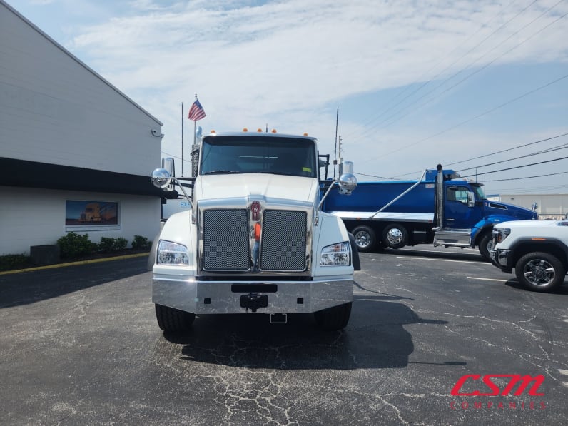 Exterior full front view for this 2027 Kenworth T880 (Stock number: VJ250579)Weeee