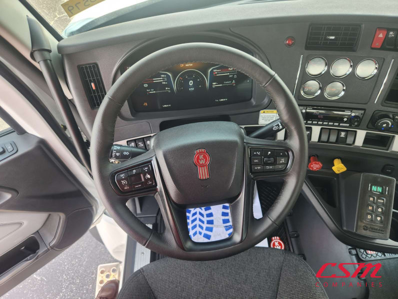 Interior steering wheel for this 2027 Kenworth T880 (Stock number: VJ250579)Weeee