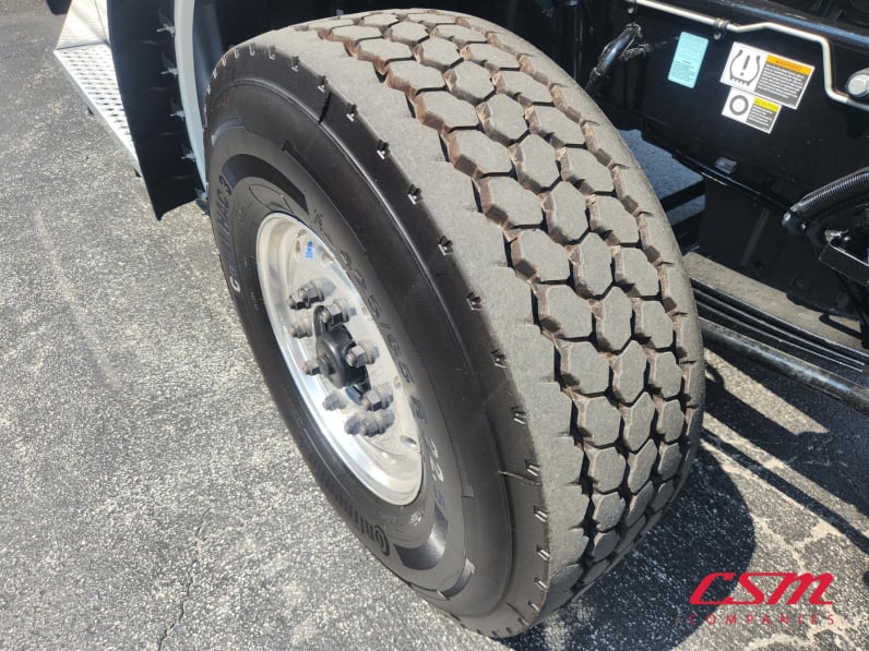 Passenger side front tire tread for this 2027 Kenworth T880 (Stock number: VJ250579)Weeee