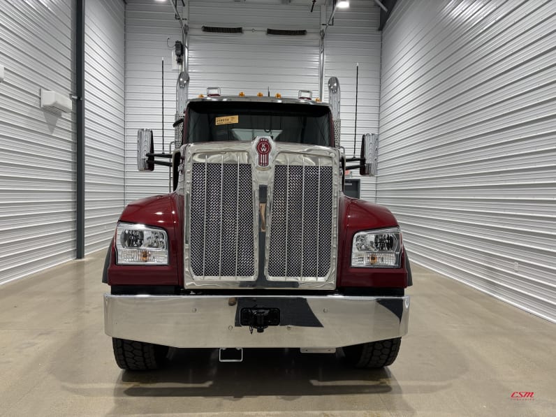 Exterior full front view for this 2027 Kenworth W990 (Stock number: VJ259934)Weeee