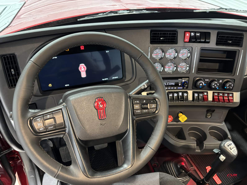 Interior dash for this 2027 Kenworth W990 (Stock number: VJ259934)Weeee