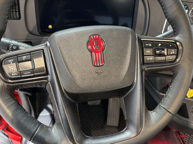 Interior steering wheel for this 2027 Kenworth W990 (Stock number: VJ259934)Weeee