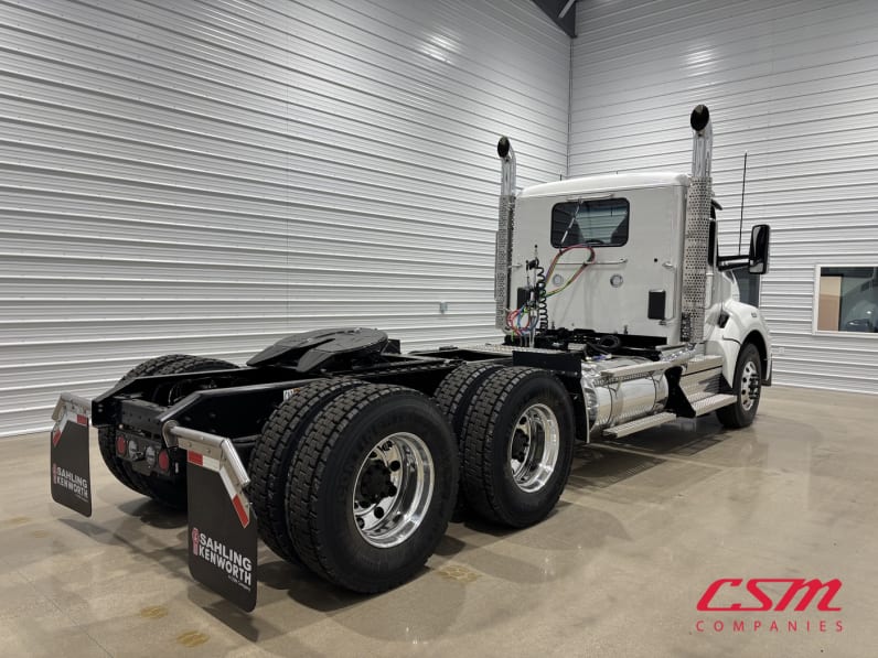 Exterior rear passenger side for this 2027 Kenworth T880 (Stock number: VJ261370)Weeee