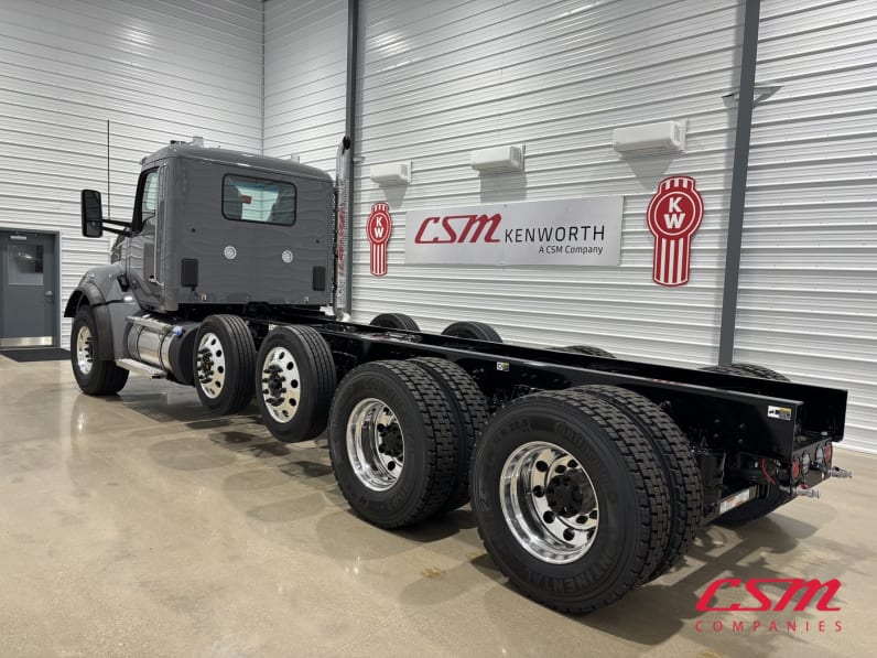 Exterior rear driver side for this 2027 Kenworth T880 (Stock number: VJ264289)Weeee