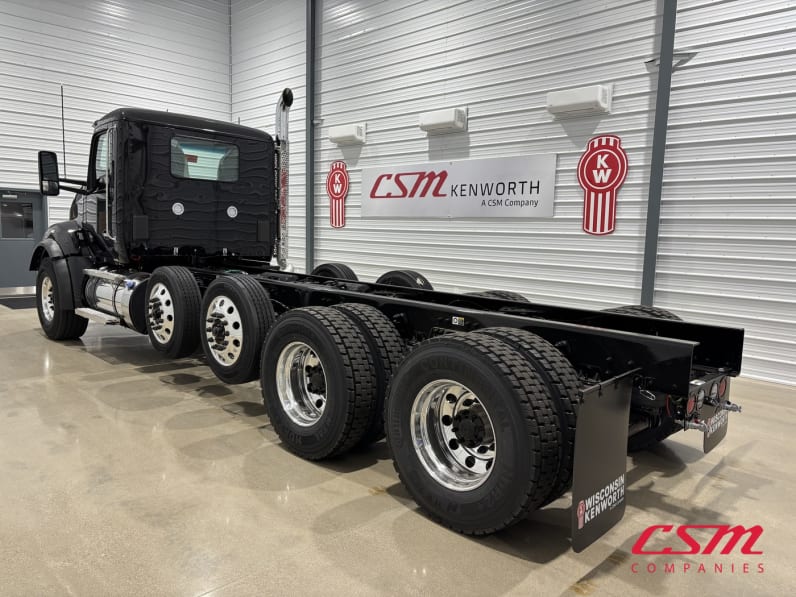 Exterior rear driver side for this 2027 Kenworth T880 (Stock number: VJ264381)Weeee