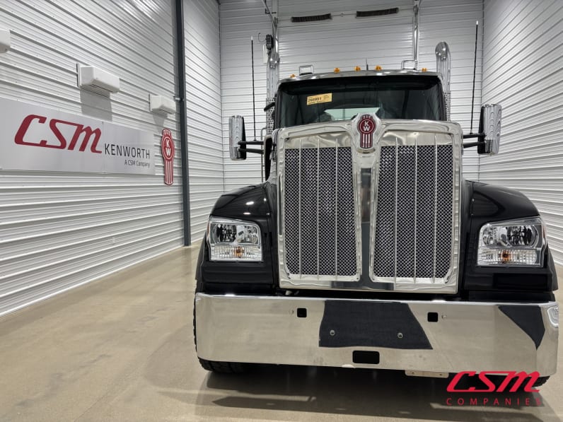 Exterior full front view for this 2027 Kenworth W990 (Stock number: VJ266991)Weeee