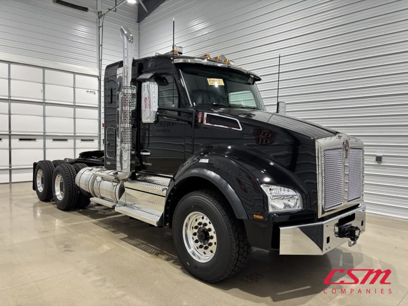 Exterior front passenger side for this 2027 Kenworth T880 (Stock number: VJ275550)Weeee