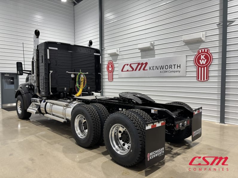 Exterior rear driver side for this 2027 Kenworth T880 (Stock number: VJ275550)Weeee