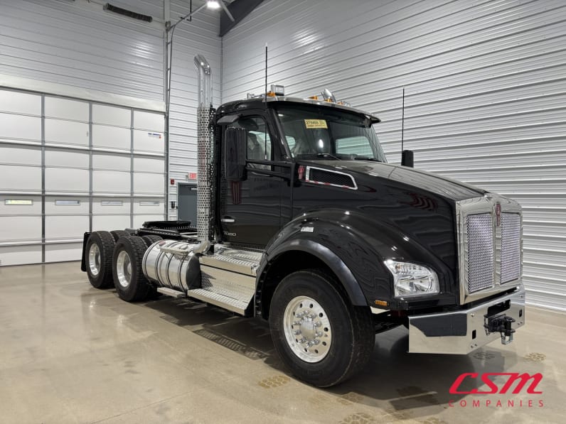 Exterior front passenger side for this 2027 Kenworth T880 (Stock number: VJ275551)Weeee