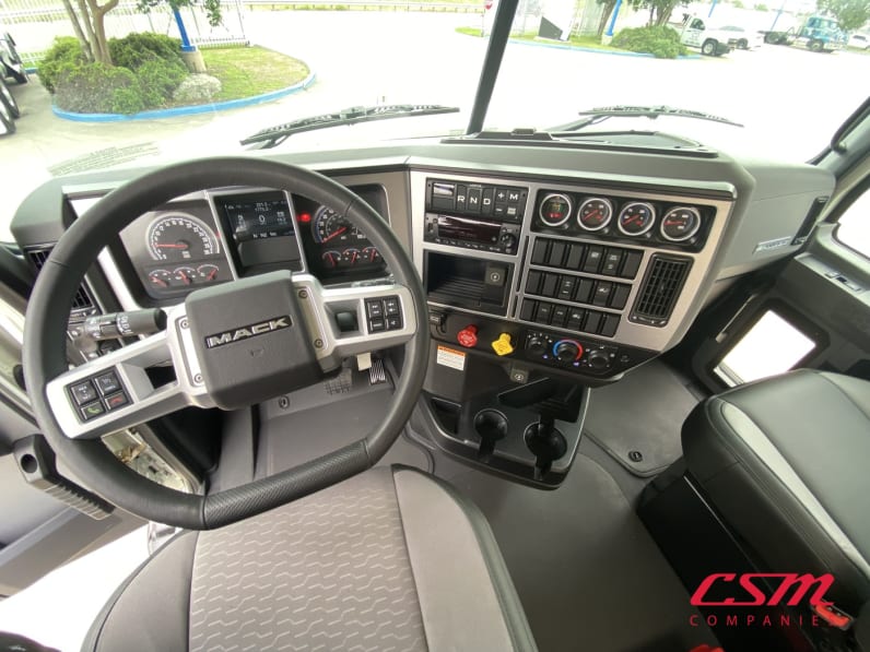 Interior dash for this 2027 Mack Pinnacle PI64 (Stock number: VM021227)Weeee