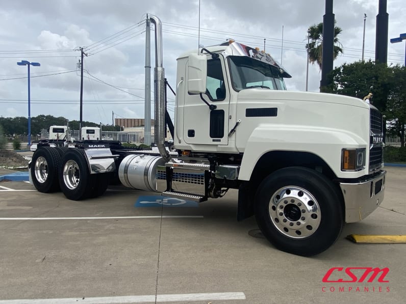 Exterior front passenger side for this 2027 Mack Pinnacle PI64 (Stock number: VM021228)Weeee