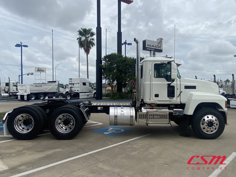 Exterior full passenger side for this 2027 Mack Pinnacle PI64 (Stock number: VM021228)Weeee