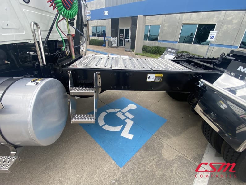 VM021598-2027-Mack-Pinnacle-PI64Weeee
