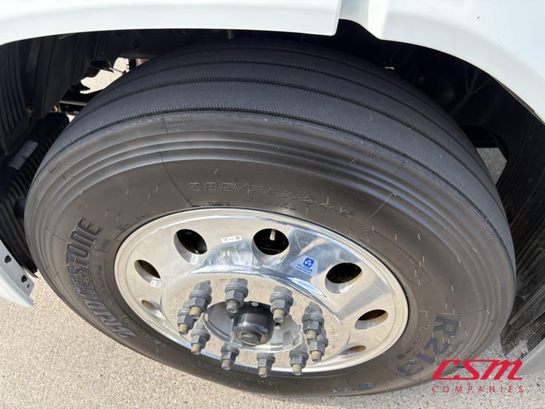 Driver side front tire tread for this 2027 Mack Anthem ANT64 (Stock number: VM105354)Weeee
