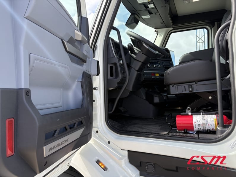 Drivers side door open for this 2027 Mack Anthem ANT64 (Stock number: VM105354)Weeee