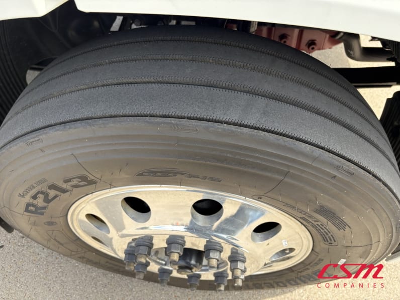 Passenger side front tire tread for this 2027 Mack Anthem ANT64 (Stock number: VM105354)Weeee