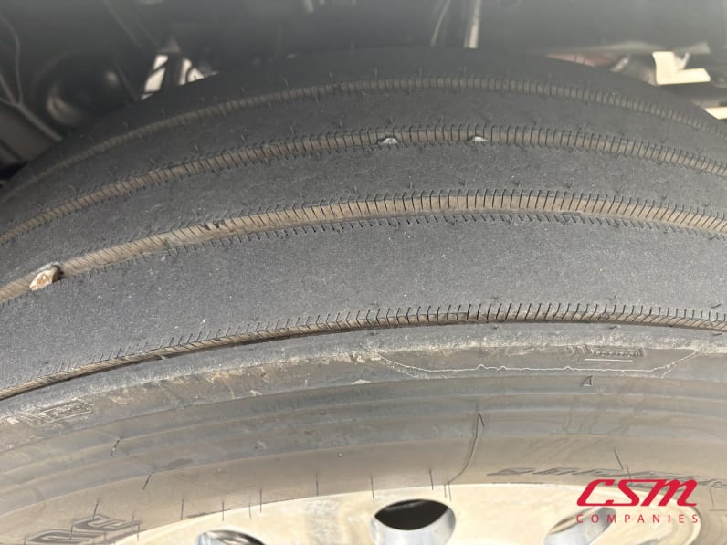 Driver side front tire tread for this 2027 Mack Anthem ANT64 (Stock number: VM105924)Weeee
