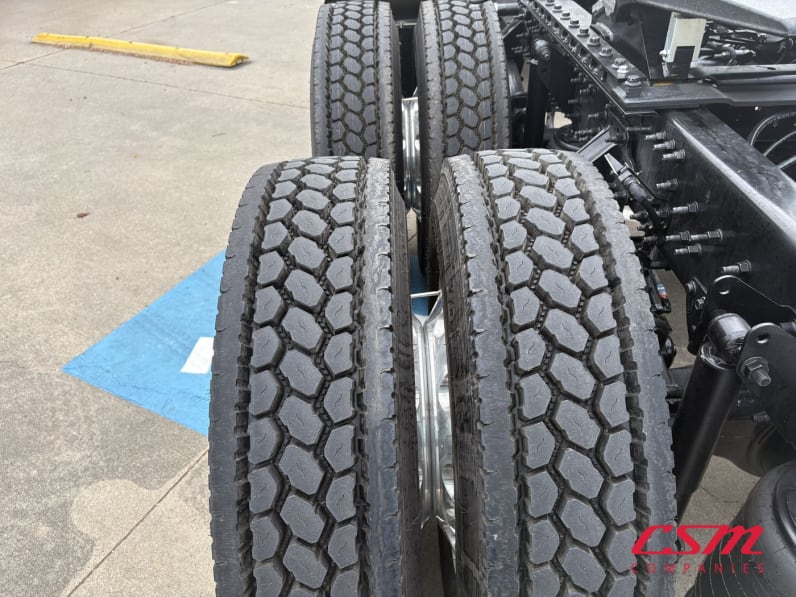 Driver side rear frame and tire tread for this 2027 Mack Anthem ANT64 (Stock number: VM105924)Weeee
