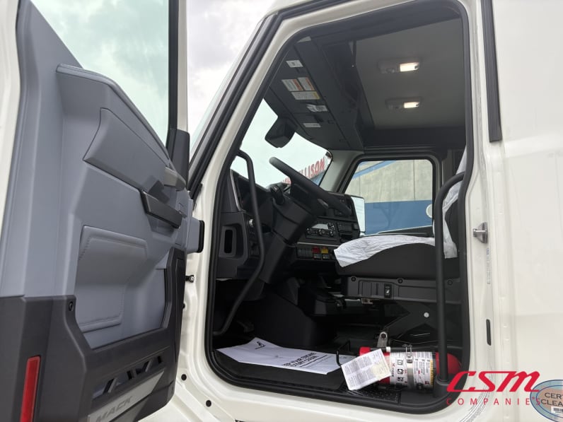 Drivers side door open for this 2027 Mack Anthem ANT64 (Stock number: VM105924)Weeee