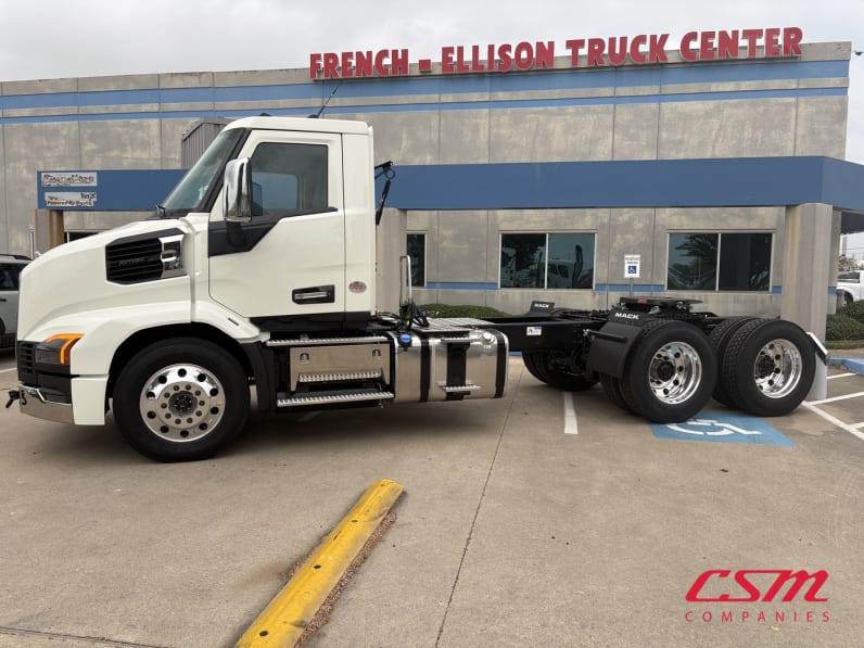 Exterior full driver side for this 2027 Mack Anthem ANT64 (Stock number: VM105924)Weeee