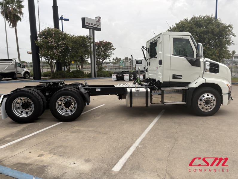 Exterior full passenger side for this 2027 Mack Anthem ANT64 (Stock number: VM105924)Weeee