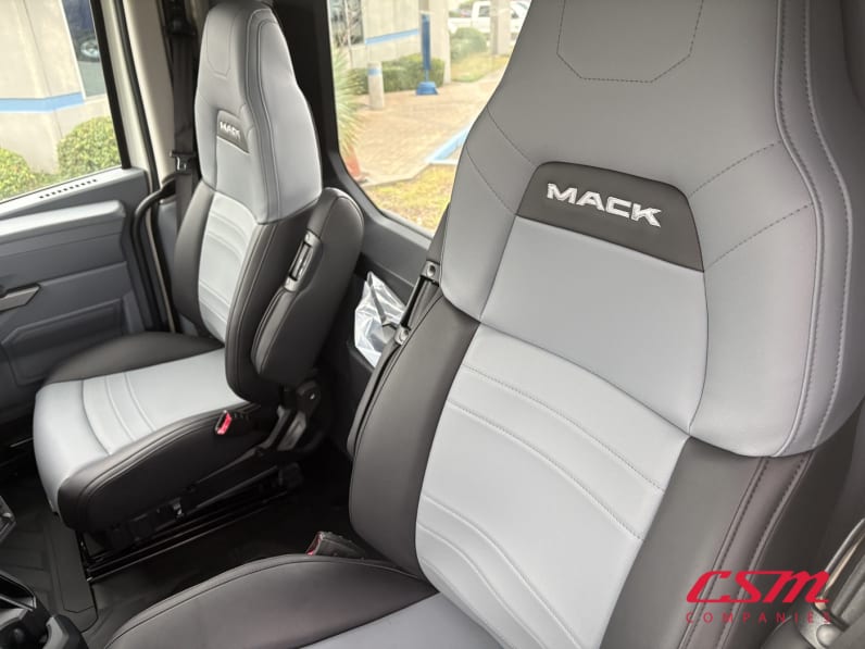 Interior seats for this 2027 Mack Anthem ANT64 (Stock number: VM105924)Weeee