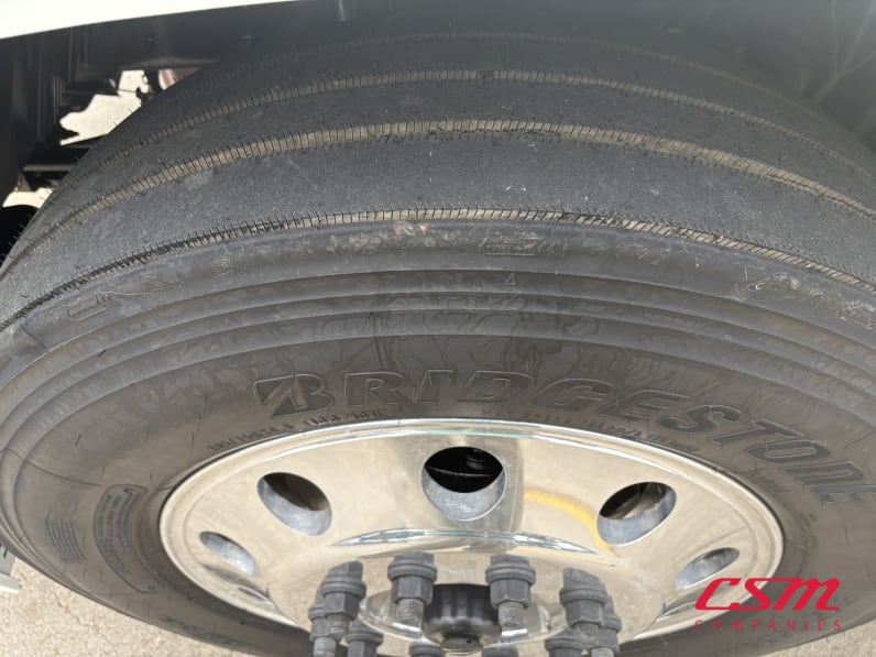 Passenger side front tire tread for this 2027 Mack Anthem ANT64 (Stock number: VM105924)Weeee