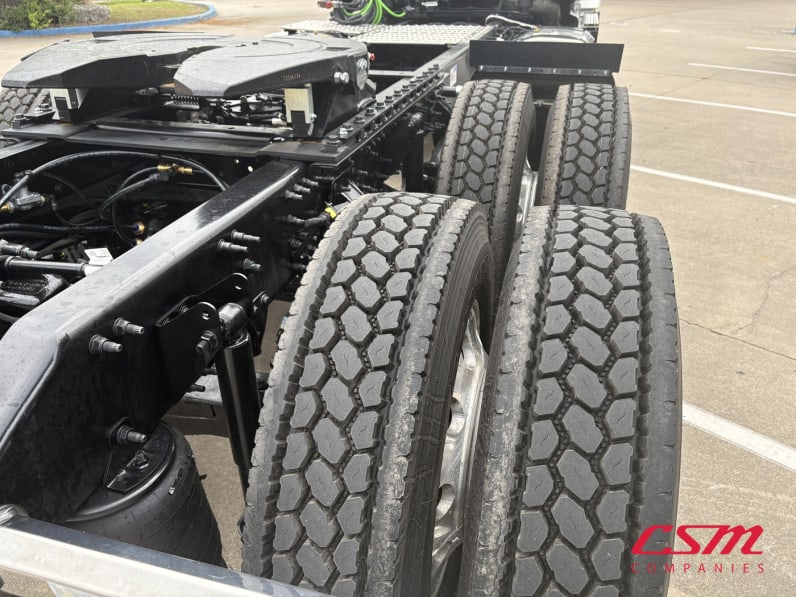 Passenger side rear frame and tire tread for this 2027 Mack Anthem ANT64 (Stock number: VM105924)Weeee