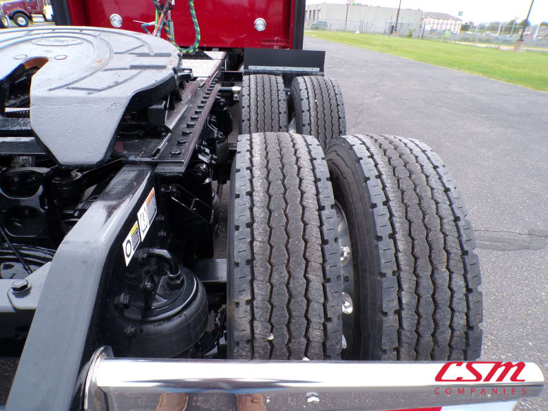 Passenger side rear frame and tire tread for this 2027 Kenworth W900L (Stock number: VR230533)Weeee