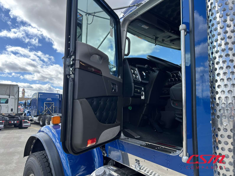 Drivers side door open for this 2027 Kenworth W900B (Stock number: VR234524)Weeee