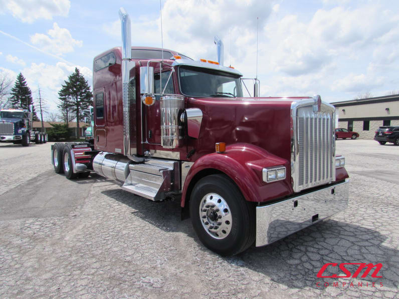 Exterior front passenger side for this 2027 Kenworth W900L (Stock number: VR234525)Weeee