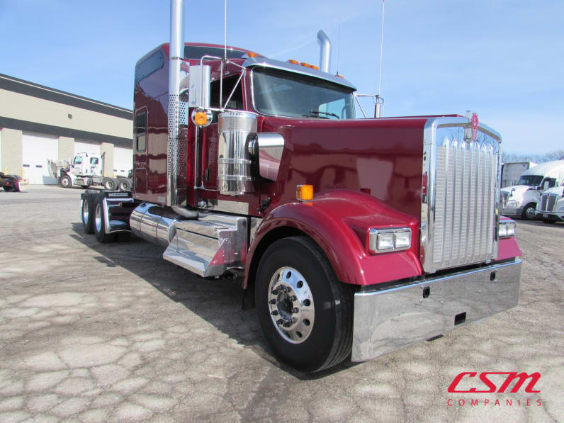 Exterior front passenger side for this 2027 Kenworth W900L (Stock number: VR234525)Weeee