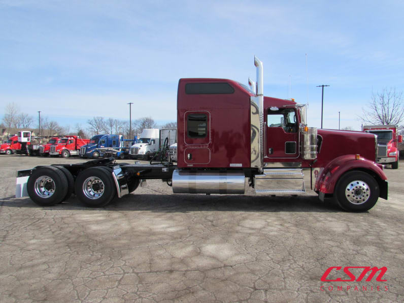 Exterior full passenger side for this 2027 Kenworth W900L (Stock number: VR234525)Weeee