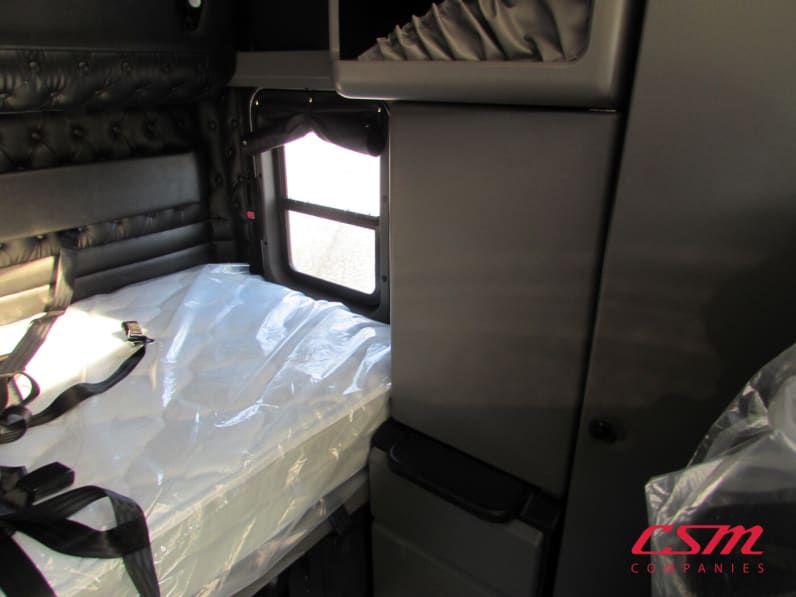Interior driver side sleeper for this 2027 Kenworth W900L (Stock number: VR234525)Weeee
