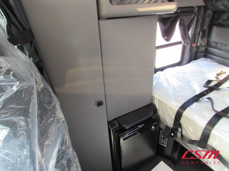 Interior passenger side sleeper for this 2027 Kenworth W900L (Stock number: VR234525)Weeee