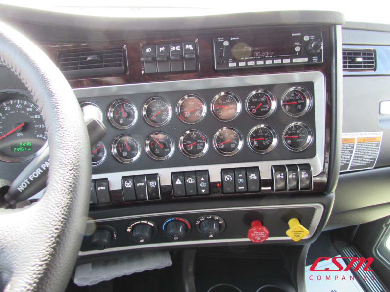 Interior radio and navigation system for this 2027 Kenworth W900L (Stock number: VR234525)Weeee