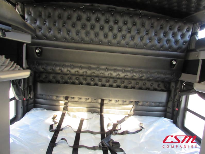 Interior wide sleeper view for this 2027 Kenworth W900L (Stock number: VR234525)Weeee