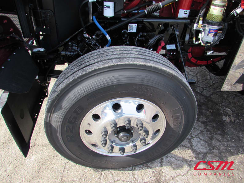 Passenger side front tire tread for this 2027 Kenworth W900L (Stock number: VR234525)Weeee