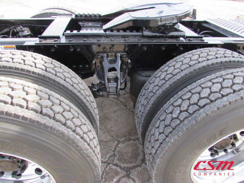 Passenger side rear frame and tire tread for this 2027 Kenworth W900L (Stock number: VR234525)Weeee