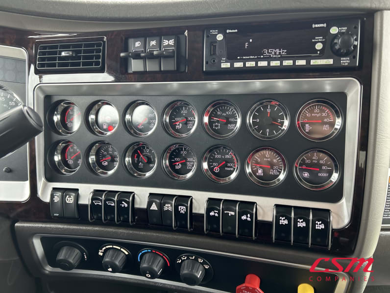 Interior radio and navigation system for this 2027 Kenworth W900B (Stock number: VR234530)Weeee