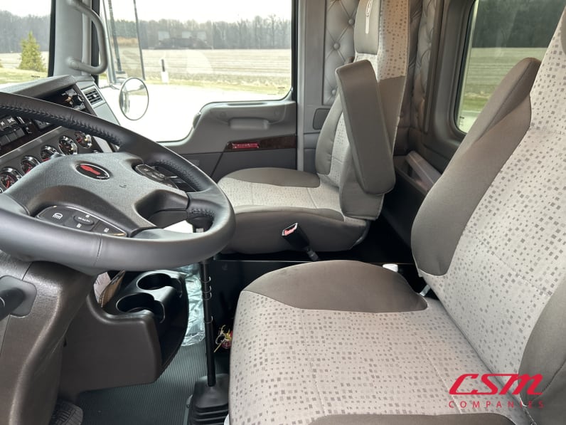Interior seats for this 2027 Kenworth W900B (Stock number: VR234530)Weeee