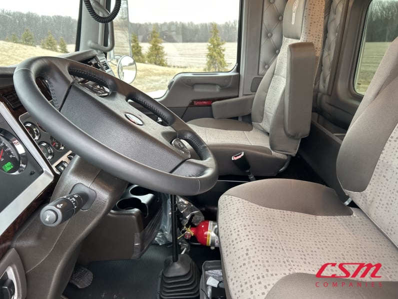 Interior seats for this 2027 Kenworth W900B (Stock number: VR234539)Weeee