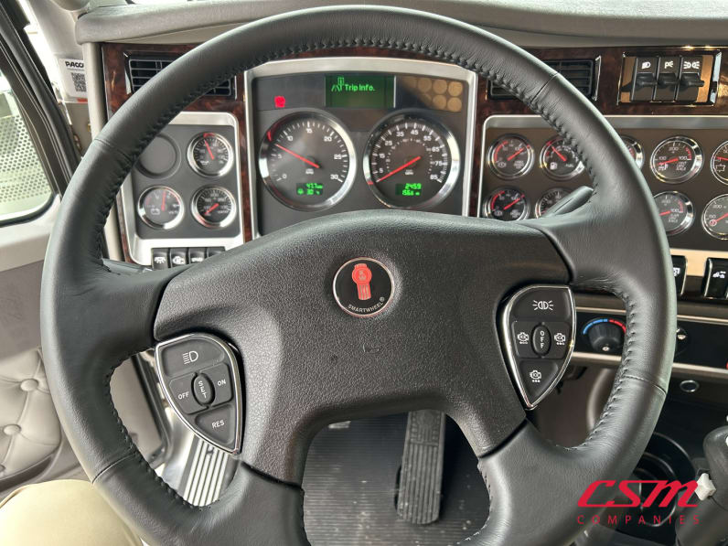 Interior steering wheel for this 2027 Kenworth W900B (Stock number: VR234539)Weeee